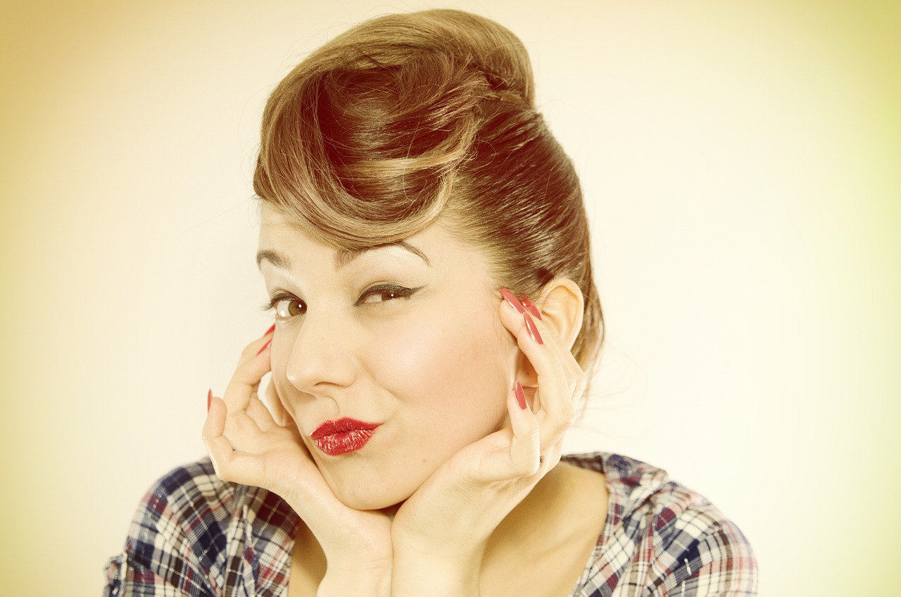 PCTO: Viaggio nel Tempo - La Creazione di un Total Look: Make-Up e Acconciatura